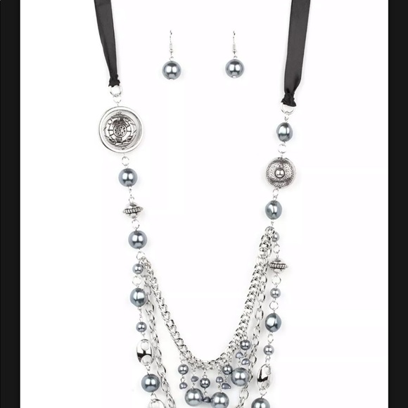 I’m selling this beautiful all of the trimming block buster black pearl necklace